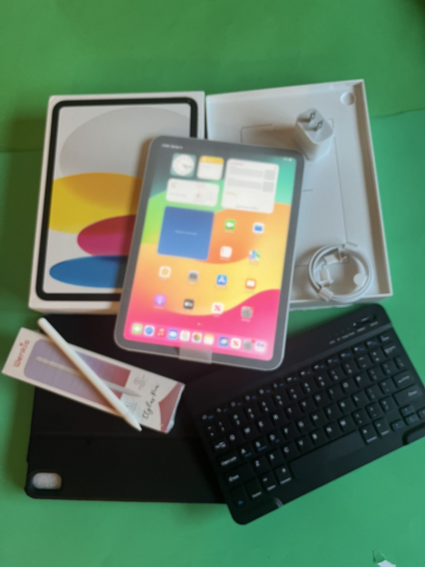 Apple iPad 10th Generation (2022 model /new Open Box ) 256gb with Pencil keyboard & Case