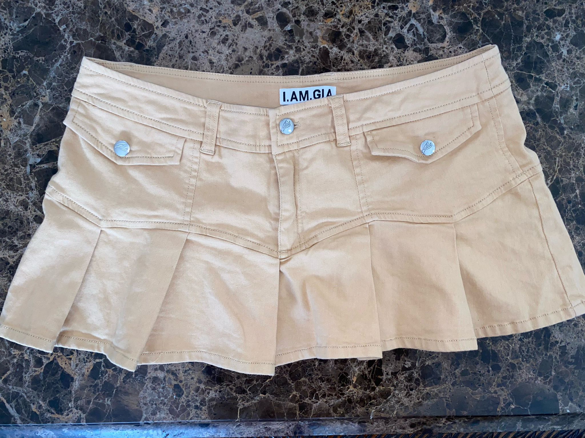 https://offerup.com/redirect/?o=SS5BTQ==.GIA Taryn Skirt