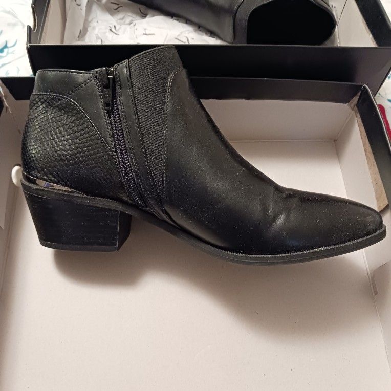 Cute Ladies black boots sz9