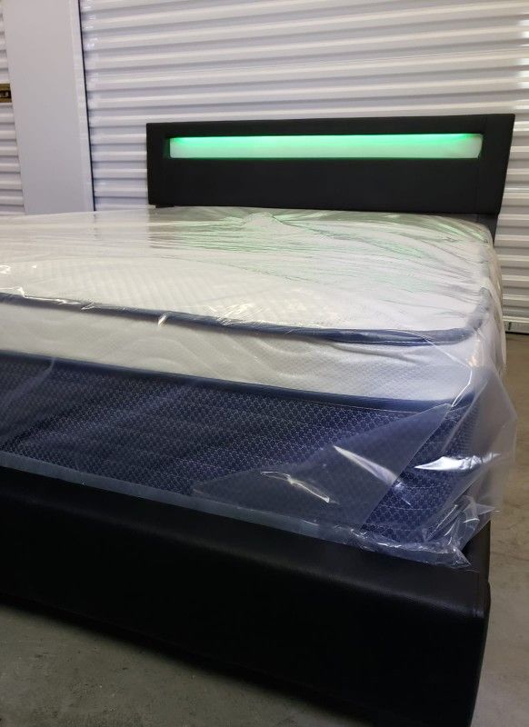 NEW QUEEN PILLOW TOP MATTRESS and BOX SPRING. Bed frame not included 👍