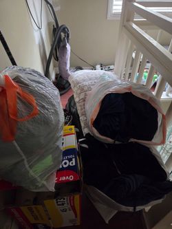 Free clothes/ropa  gratis.