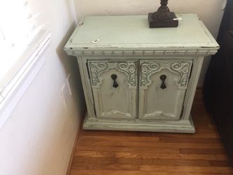 End table in a soft pale turquoise. Chalk painted, beautiful detail as shown in picture