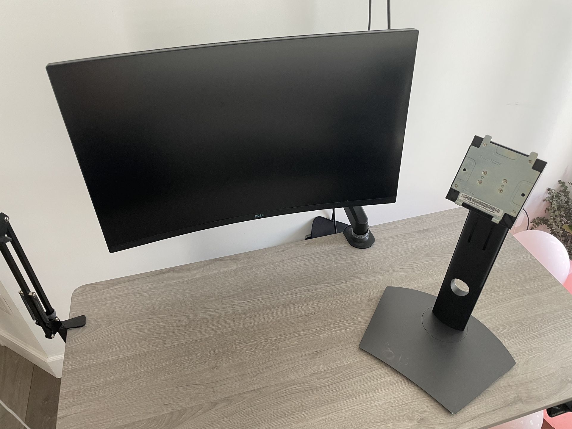 Dell 32’ 165 hz 2k IPS Curved monitor with adjustable arm