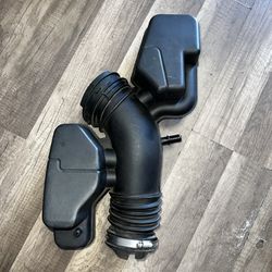 2011-2015 FORD EXPLORER XLT 3.5L NON TURBO AIR INTAKE TUBE TO T/BODY