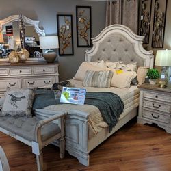 Realyn Chipped White Panel Bedroom Set 4 PIECE 