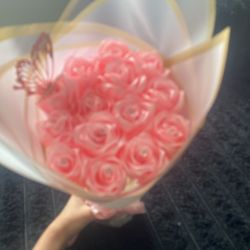 Selling A 14 Rose Small Bouquet