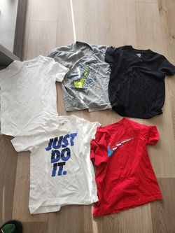 Used t-shirts sizes small  $ 2 each