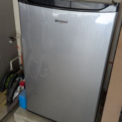 Whirlpool 4.3 cu ft Mini Refrigerator Stainless Steel WH43S1E 32.91 Inches (H) x 19.92 Inches (W) x 22.01 Inches (D) $75