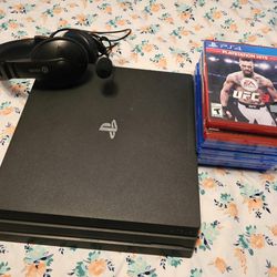 Playstation 4 Slim  W/ Games And Headphone