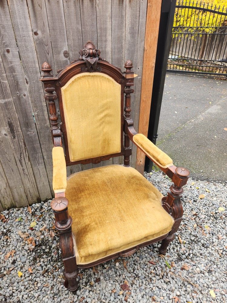 Beautiful antique vintage Victorian Renaissance Revival parlor armchair upholstered gold velvet
Amazing chair from the late 1800s
