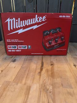 Milwaukee M12 and M18 12-Volt/18-Volt Lithium-Ion Multi-Voltage 6-Port Sequential Rapid Battery Charger (3 M12 and 3 M18 Ports