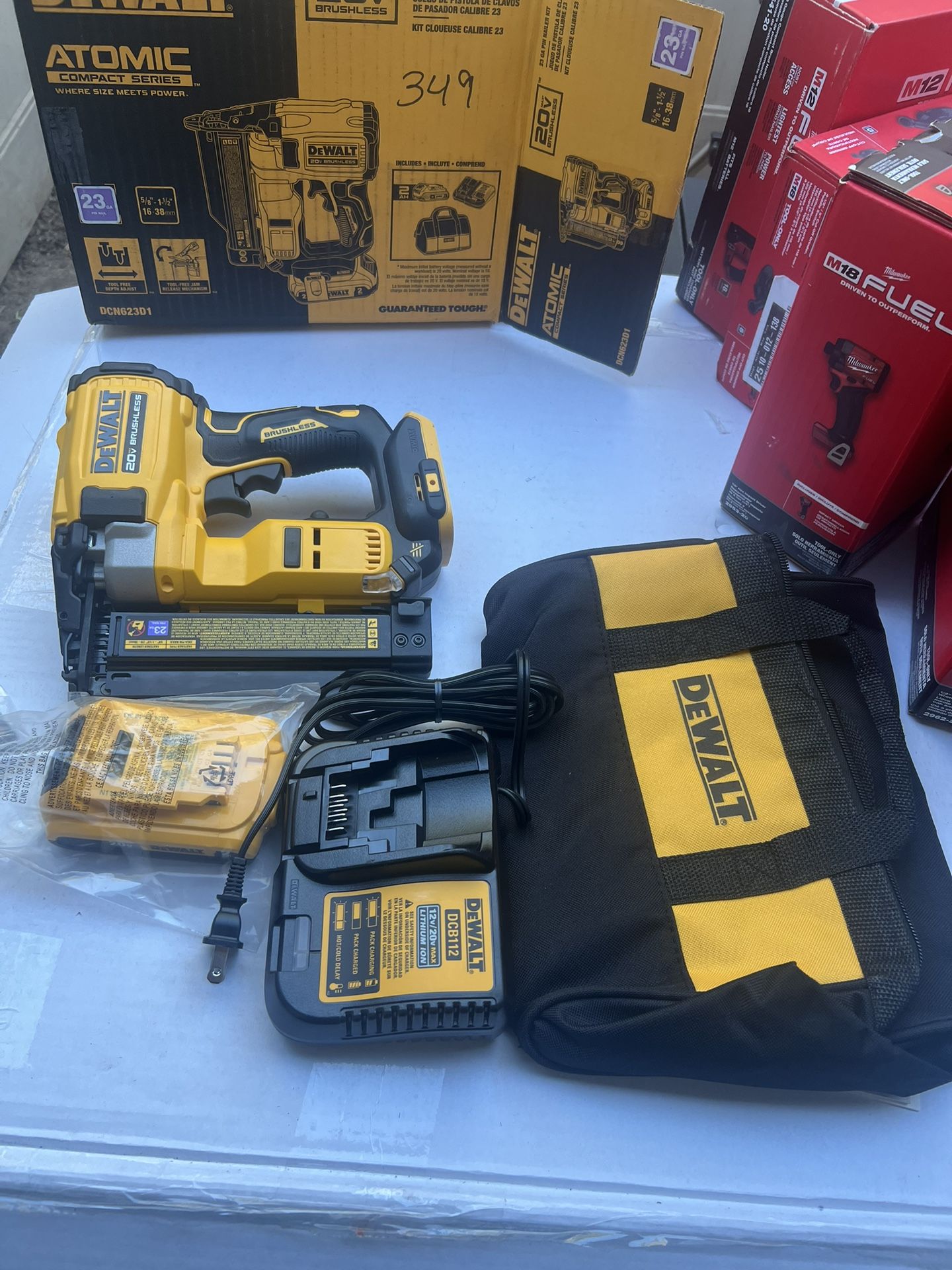 20V Dewalt Atomic 23 Ga Pin Nailer Kit