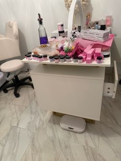 manicure table/ mesa de manicure