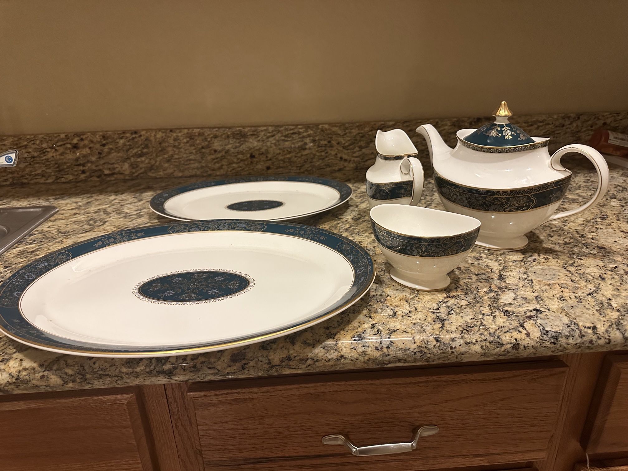 Royal Doulton Fine Bone China Serving Pieces β Carlyle Pattern