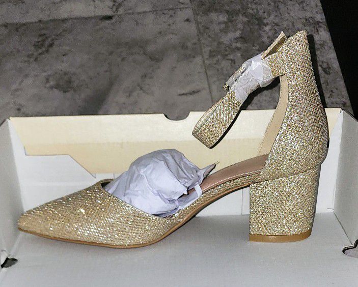 New Gold Glitter Heels Closed Toe   Size 5 