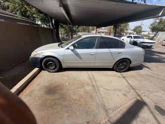 Nissan Altima Silver 4-Door Sedan