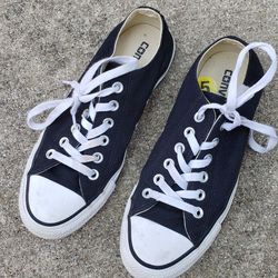 Converse canvas shoes. Size 5. Excellent condition.