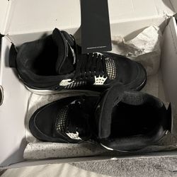 Jordan’s 4s white thunders 