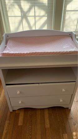 Baby changing table including drawer