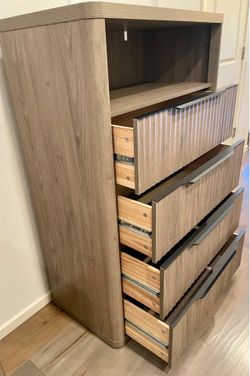 Brand New Large Tall Dresser with 4 drawers !!
