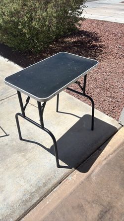 Folding table