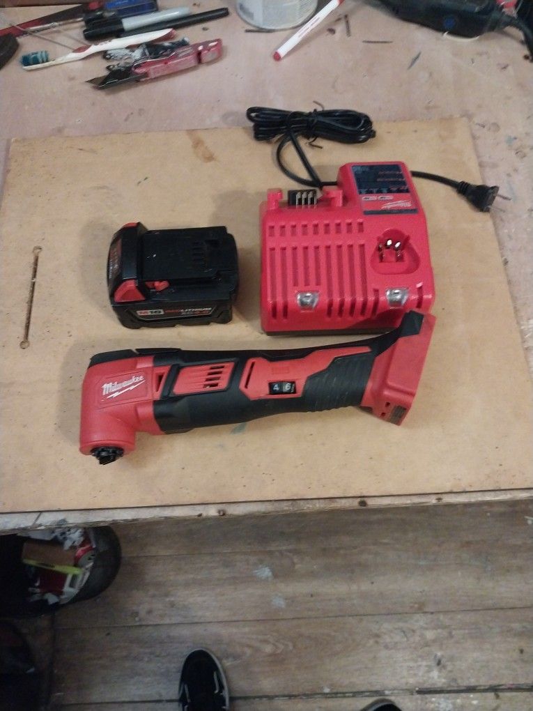 Milwaukee 18 Volt Multi-Tool With Battery & Charger