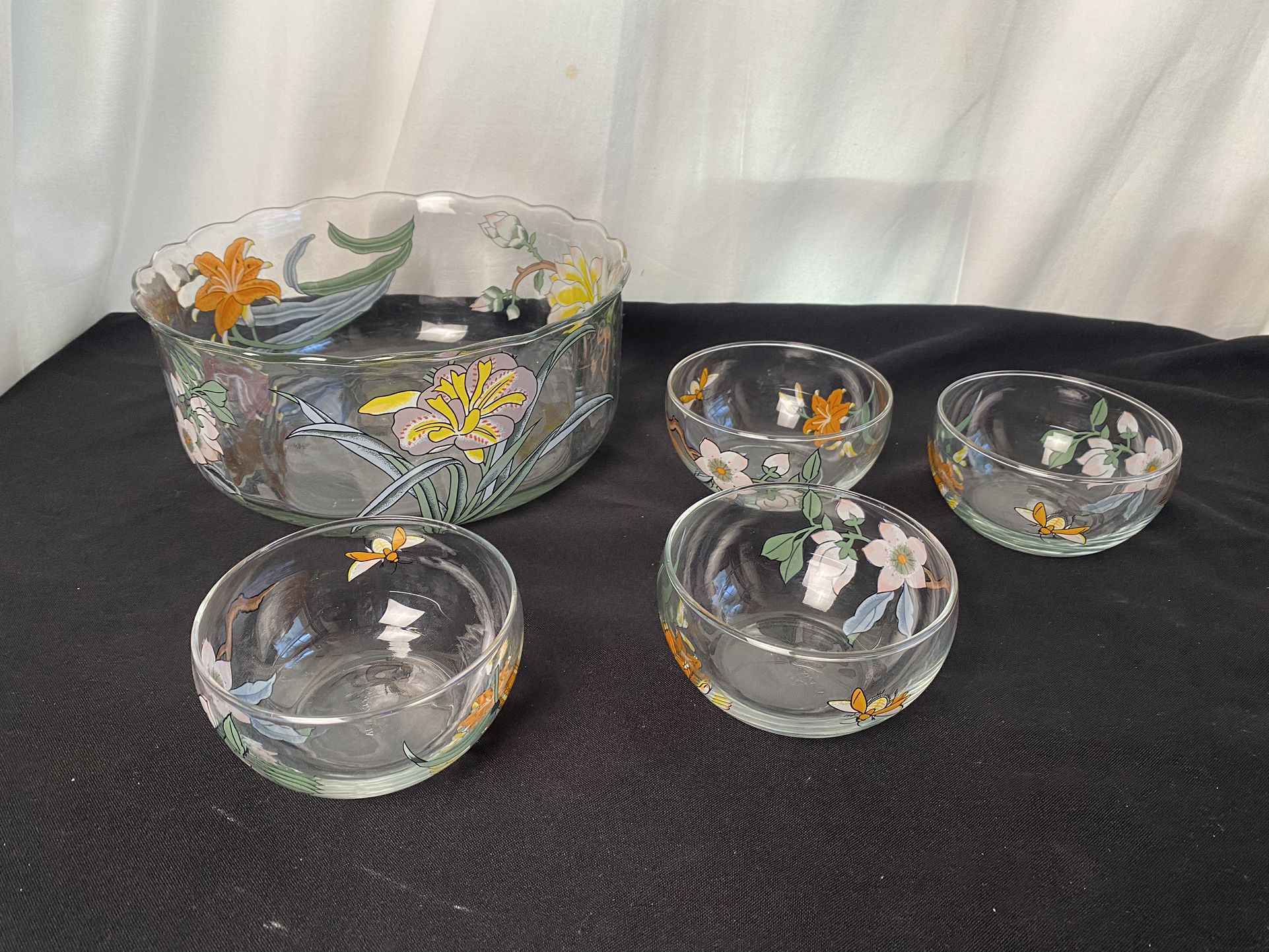 Vintage 1960’s 5 piece Large Glass Salad Bowl with 4 Salad Bowls Floral Firefly’s Made In Canada (Rare Collectors Items!)