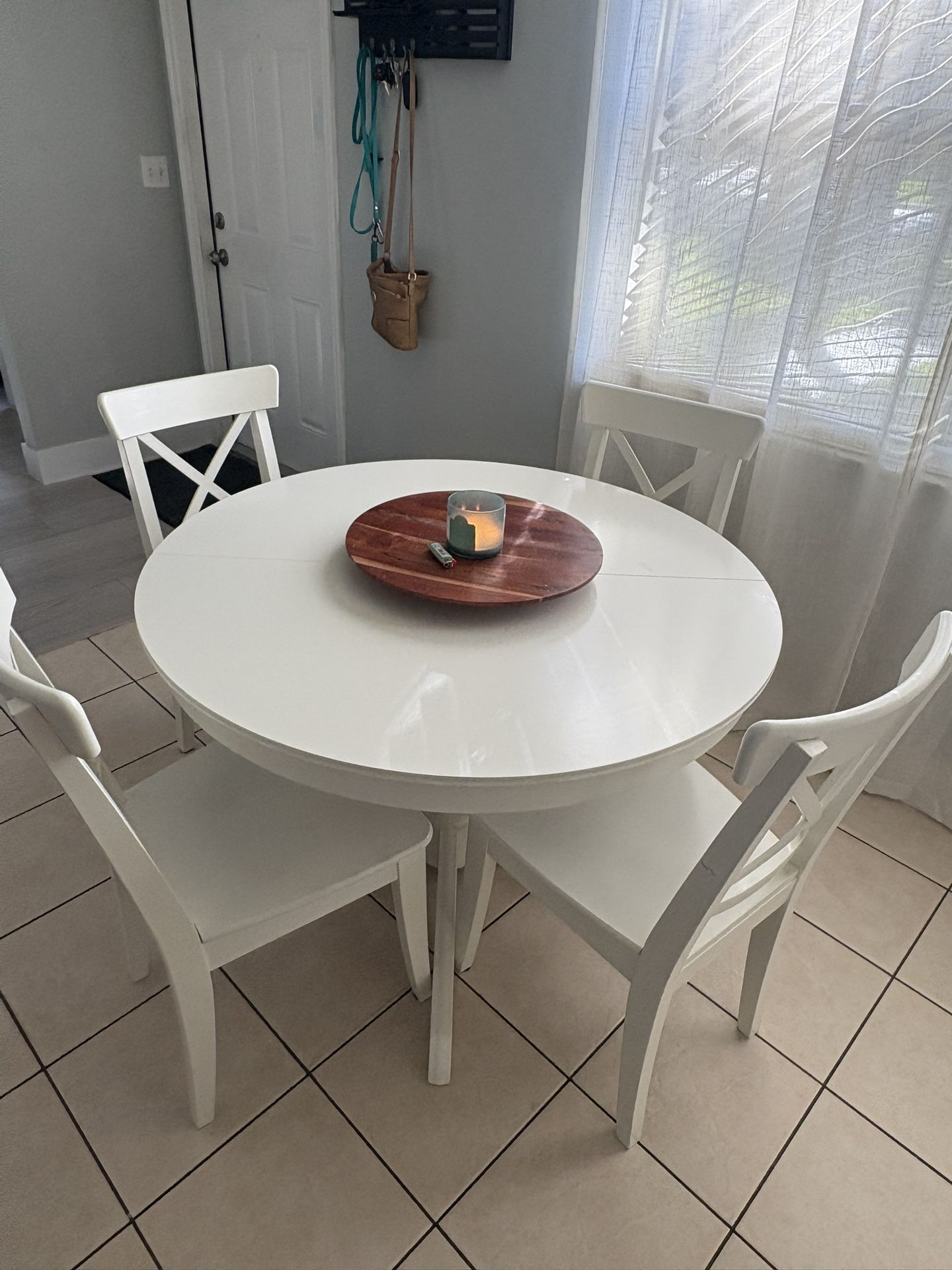 Round Table And Chairs