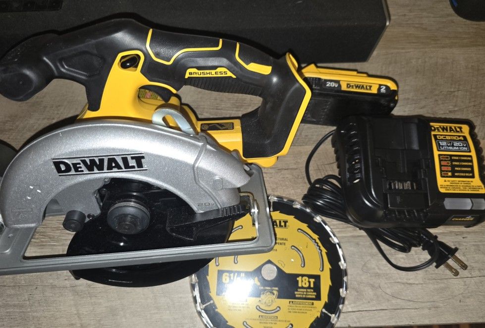 New Dewalt 20v Brushless 6.1/2" Circular saw. w/ battery, charger, and new blade..