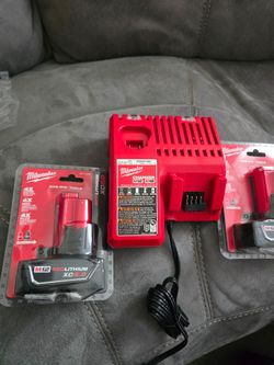 Milwaukee battery 12v XC6.0 AND CHARGER