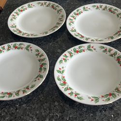 16 pc set Christmas CHINA PEARL  Fine China NOEL Pattern  Holly & Berries