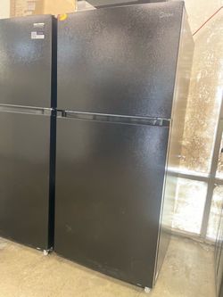 New MIDEA top freezer 18 cu ft