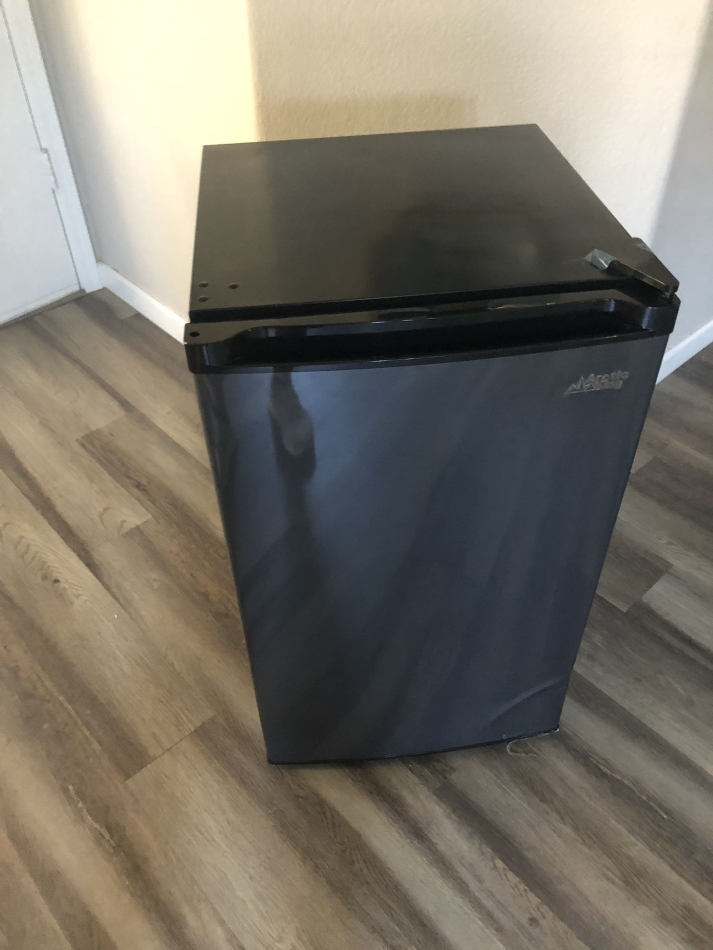 Arctic King 4.4 Cu ft One-Door No Freezer Mini Fridge, Black Stainless Steel Look E-Star, ARM44A5ASL