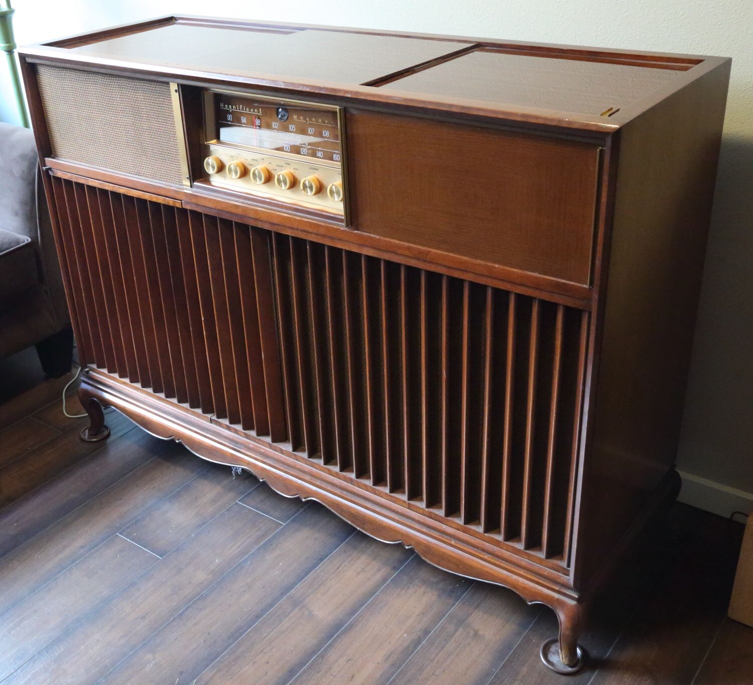 Magnavox concert grand tube radio/record player Console