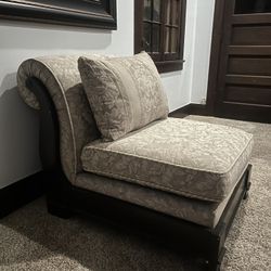 High-quality solid wood base Bassett Furniture Co. in Los Angeles. Great decorative piece. In great condition minimal flaws  Asking $225