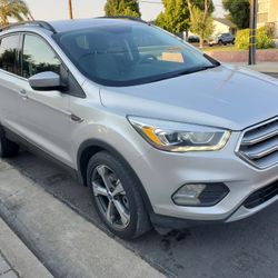 2017 FORD ESCAPE SE CLEAN TITLE 
