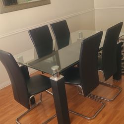 Comedor devidrio con sillas de piel italiana