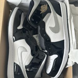 Never Worn Jordan 1 Black Metallic Gold 