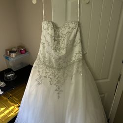 Strapless tulle wedding dress