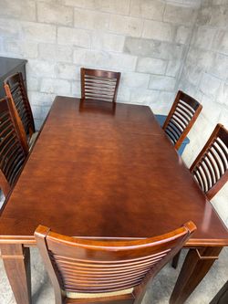 Dinning room table in chair set accepting offers