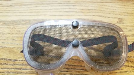 Wire mesh safety goggles