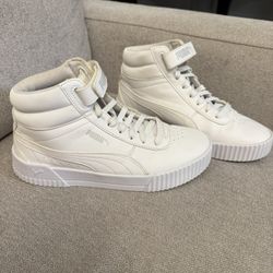 White Puma Sneakers Shoes. Used In Good Condition, Washed/clean. Women Size 7. 