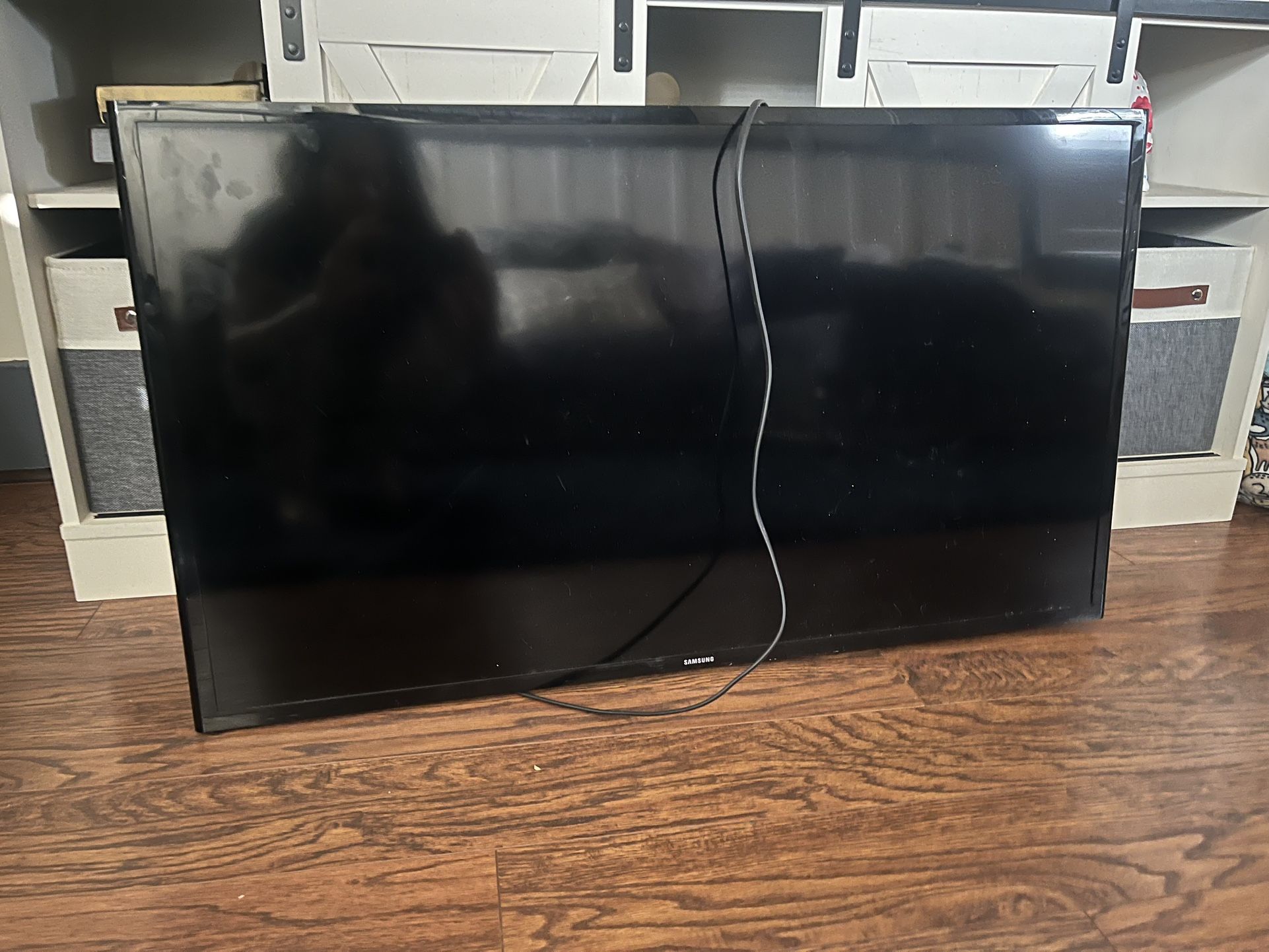Samsung 40” Tv With Swivel Mount