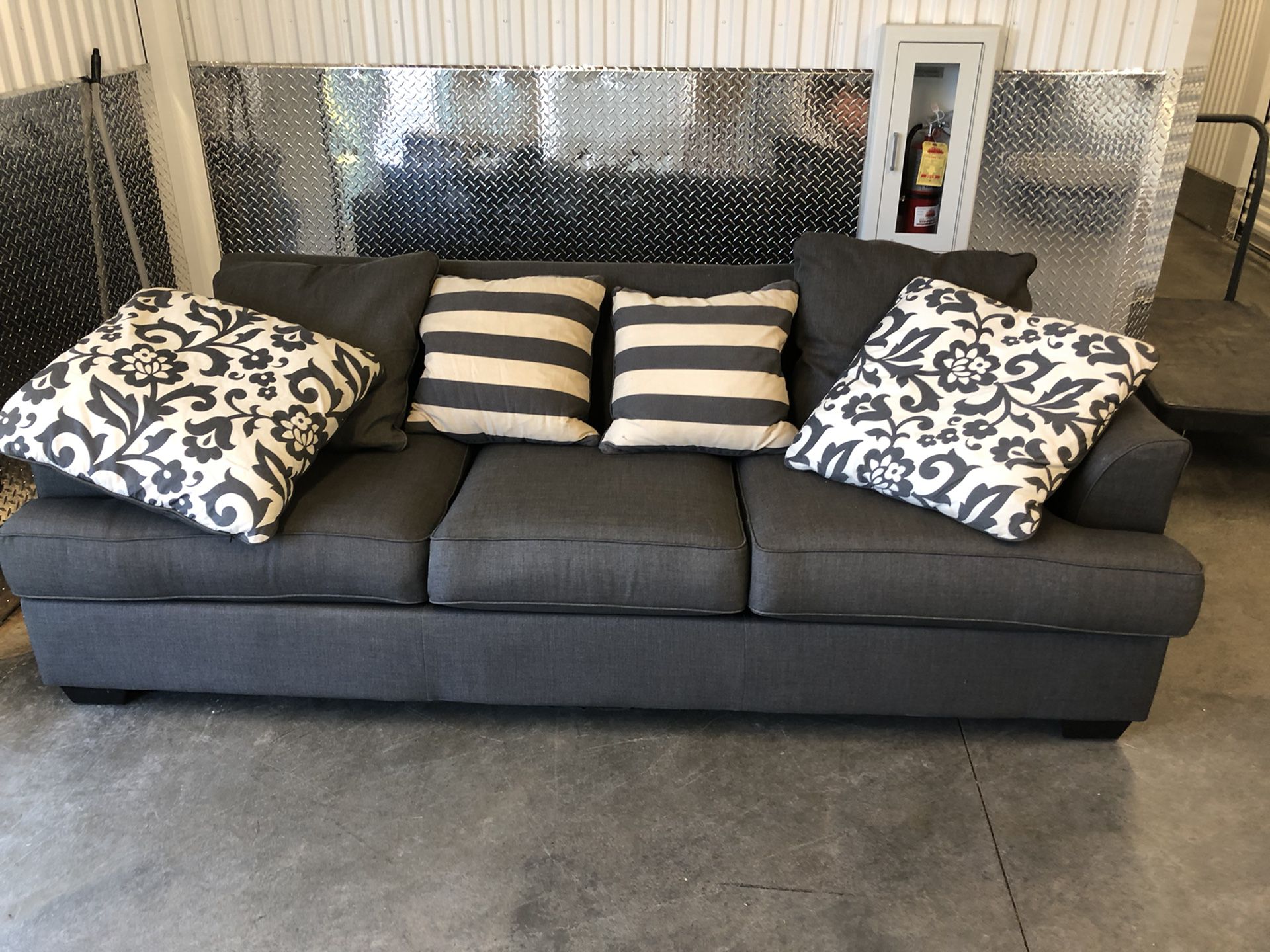 MUST GO Ashley furniture couch 95” 🛋 🚨 SUNKEN LEFT CORNER