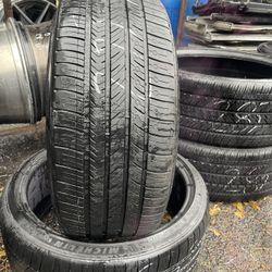 255/35/21 Michelin 255/35ZR21 pair  of 2 matching used tires in great condition 125$ EACH tire  plus tax.  Mount available but not included  City tire