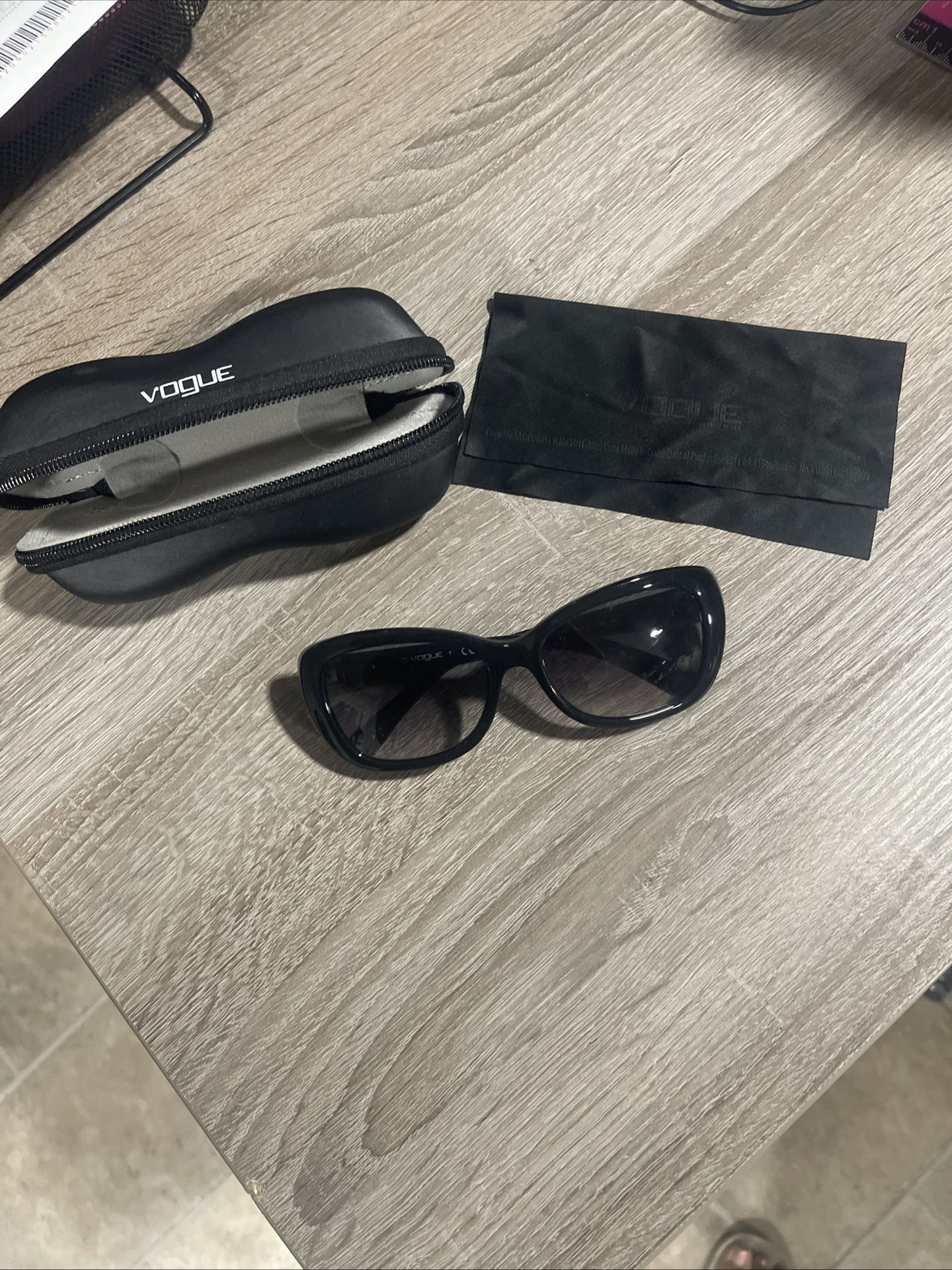 Vogue VO2870-S Women's Sunglasses Black/Grey Grad. 52.19.135 with Case