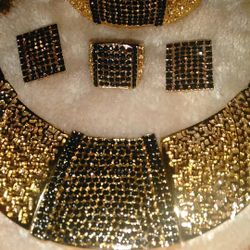 Absolutely Gorgeous Ladies Black and Gold Plated Jewelry Set, size 10🌹