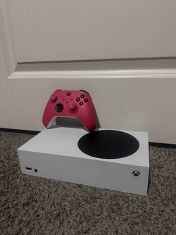 Xbox Series S 512 GB with controller