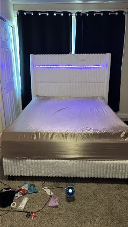 white queen size bed fram