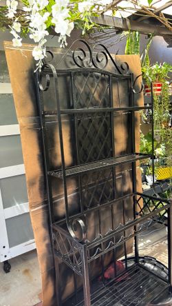 Beautiful, just paired Bakers Rack.